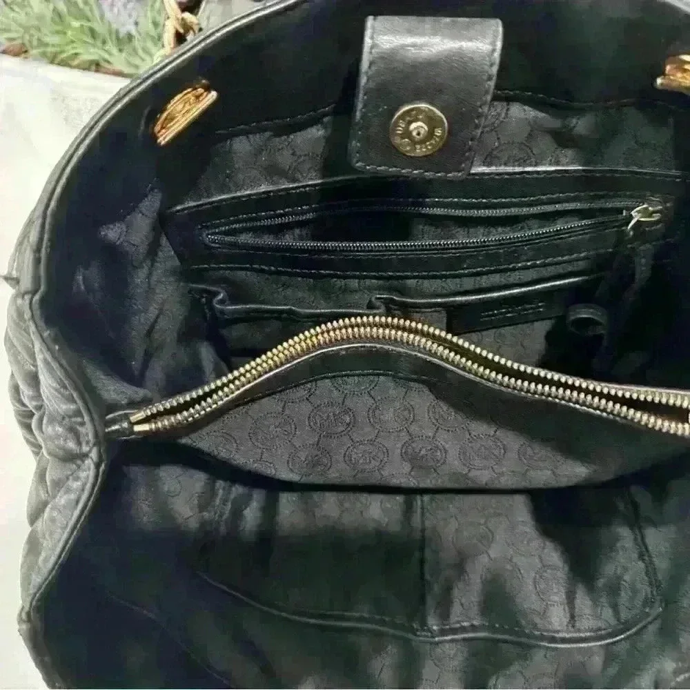 Michael kors quilted leather shoulder bag, black with gold chain and accent - Picture 4 of 5